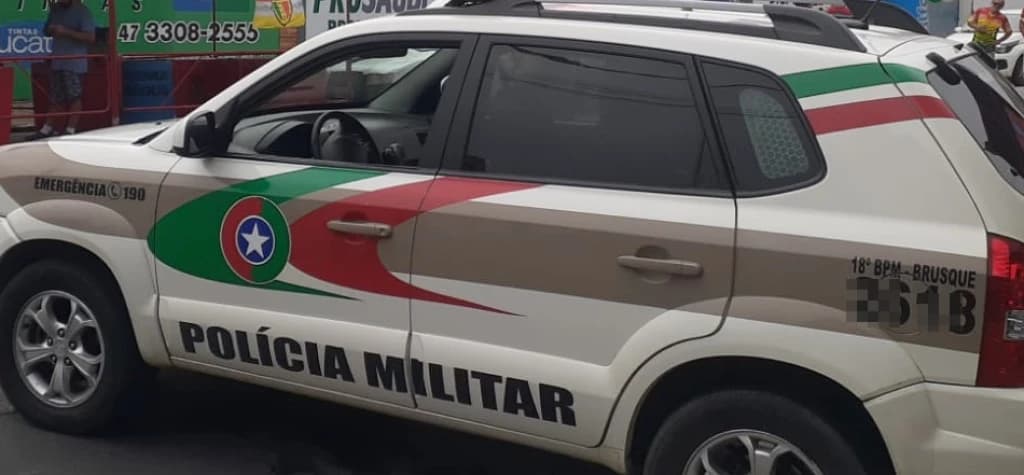 Homem espanca companheira e ameaça PM com faca em SC