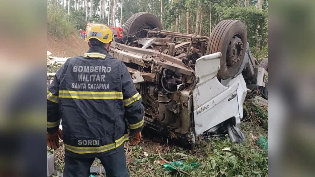 Caminhoneiro morre após saída de pista e capotamento na SC-283