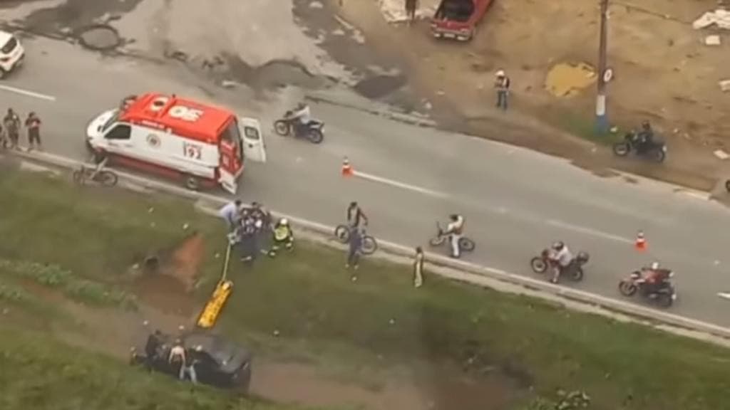 Motorista tem convulsão e carro cai dentro de vala na marginal da BR-101, em Itapema