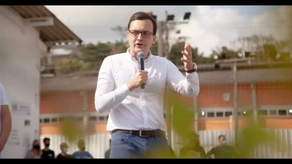“Todes”: prefeito catarinense proíbe uso de linguagem neutra no município