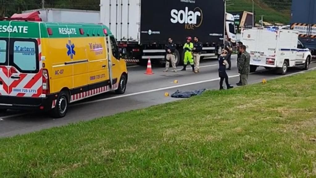 Homem morre atropelado por carreta na BR-101, em Balneário Camboriú