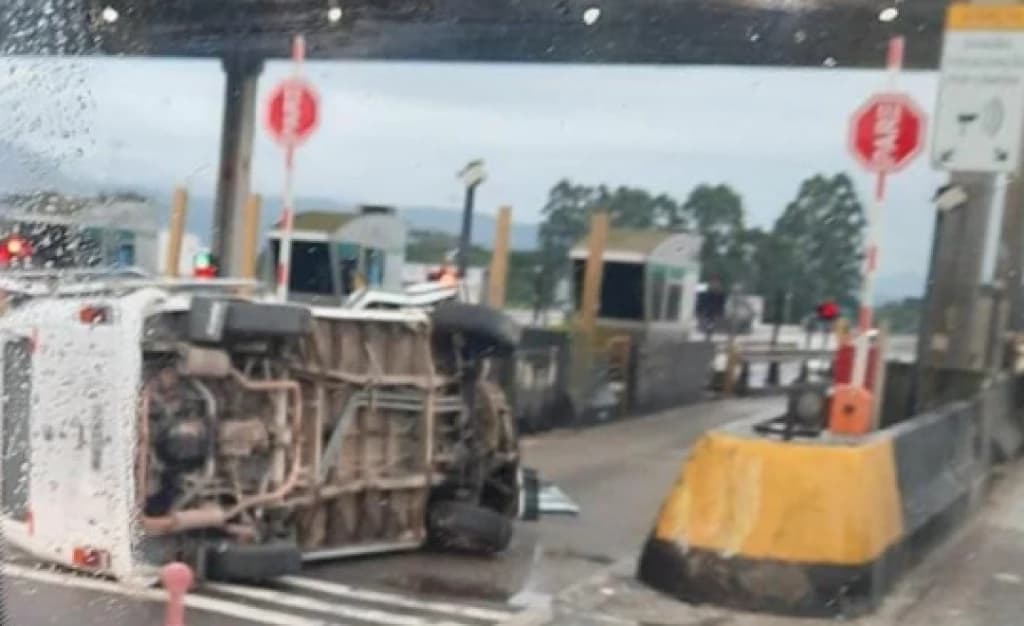 Acidente provoca filas quilométricas no pedágio de Porto Belo, na BR-101