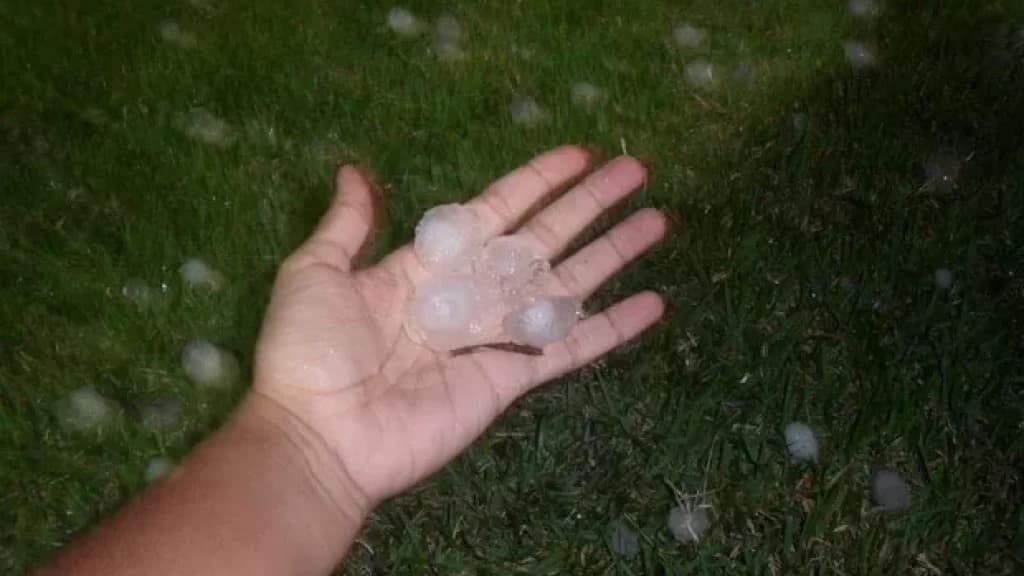 Chuva com granizo atinge Tijucas na noite desta terça
