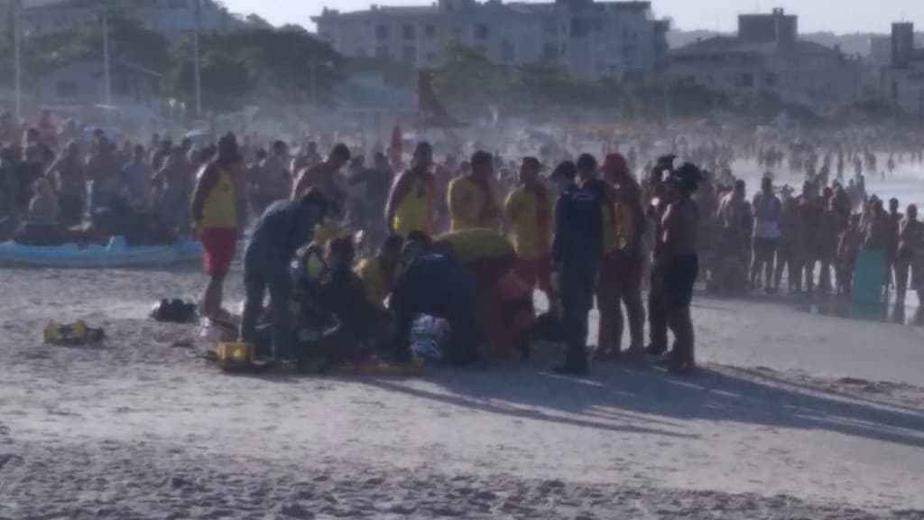 Bombeiros salvam vida de adolescente após afogamento em praia de Florianópolis