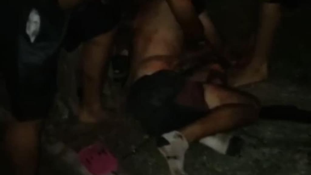 Pedófilo é espancado após ser flagrado espiando criança para se masturbar