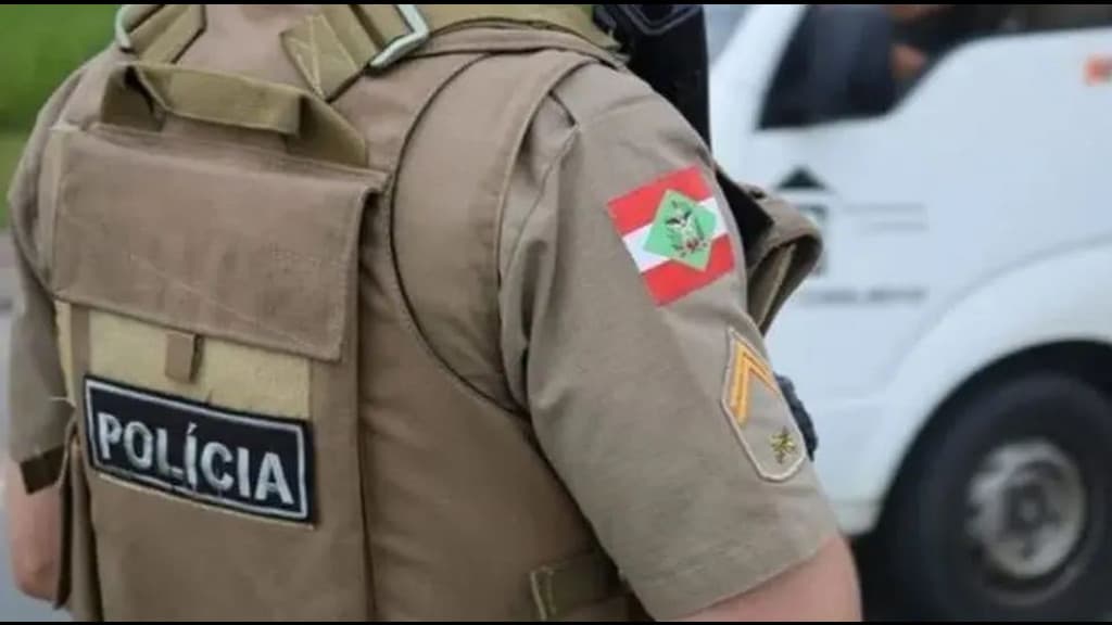 Jovem furta residência do amigo e acaba atropelado por caminhão durante fuga