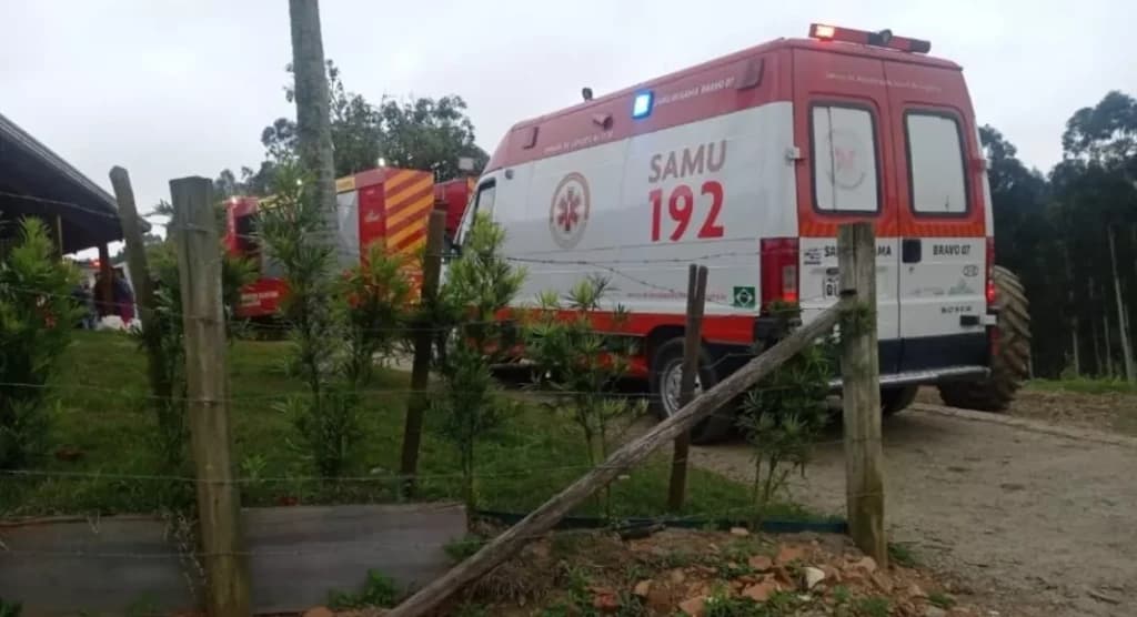 Motorista morre após acidente com van escolar em SC