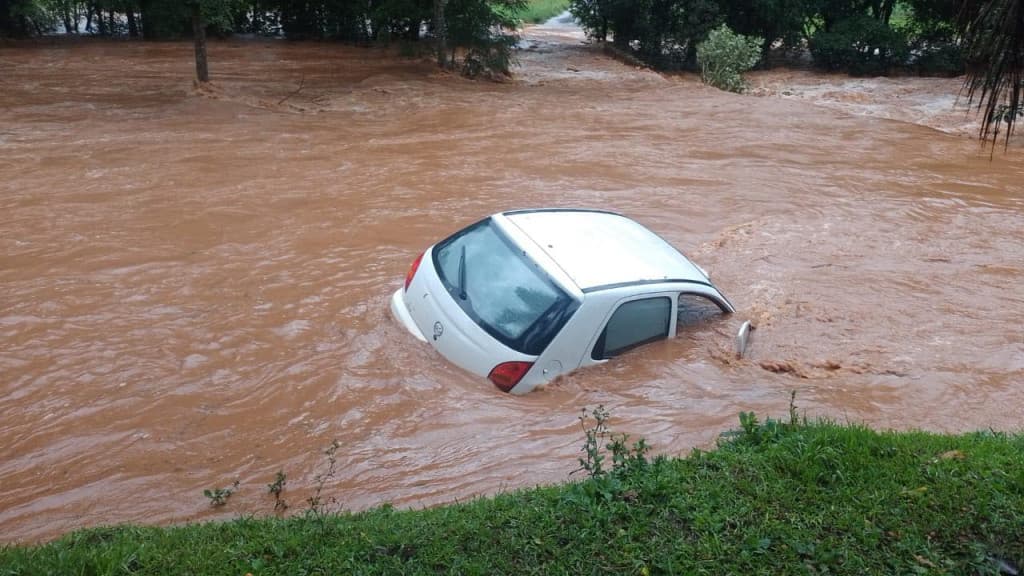 Rio transborda e alaga ruas em Concórdia