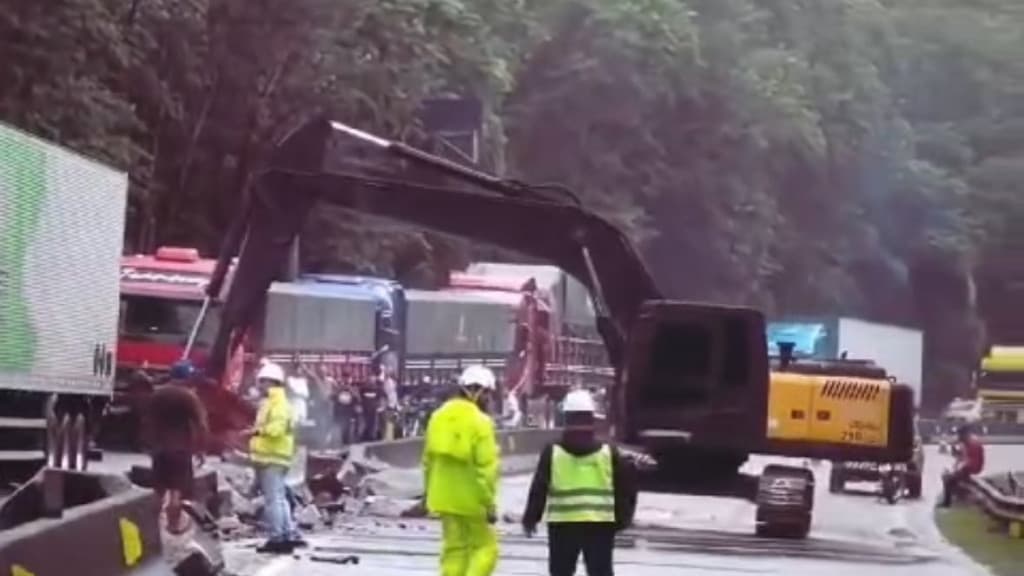 Limpeza e interdição continuam na BR-101 no Morro dos Cavalos