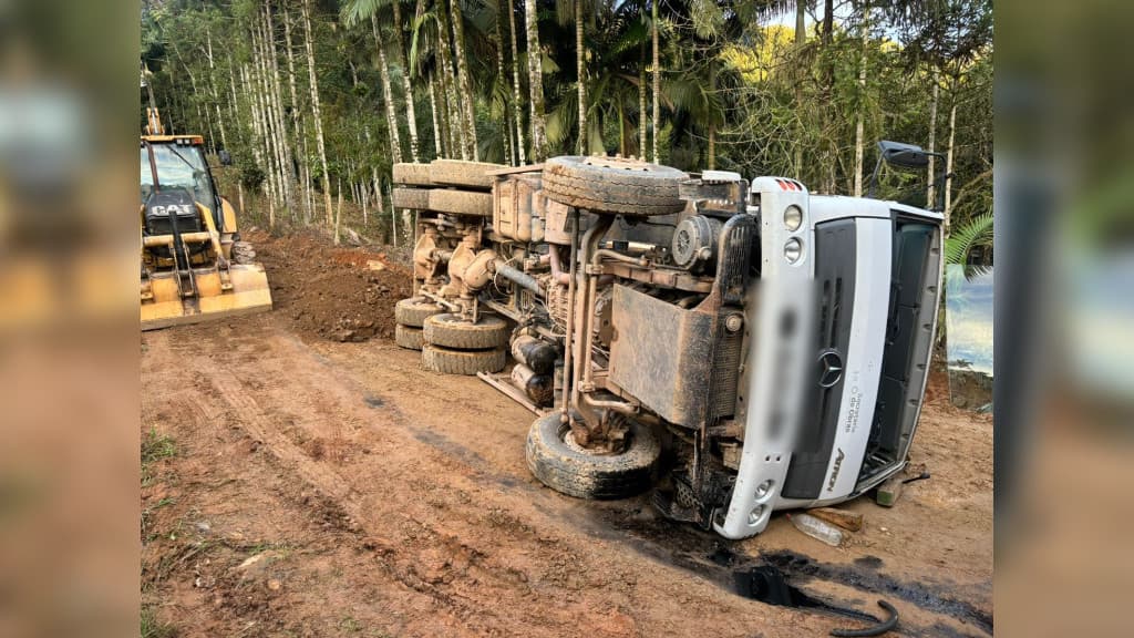 Idoso de 70 anos fica gravemente ferido após caminhão que dirigia tombar