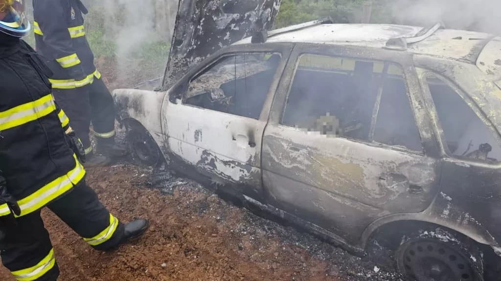 Corpo é encontrado carbonizado dentro de carro