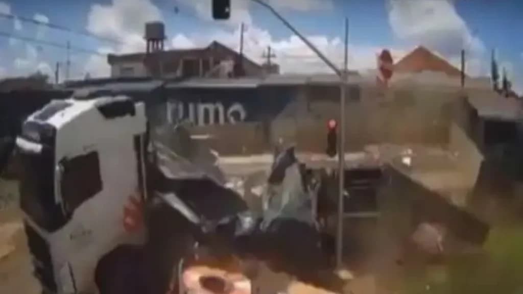 Trem invade residência após colisão com caminhão no Paraná