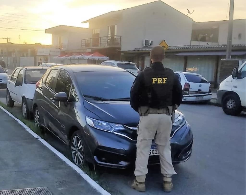 Quadrilha é presa momentos após furto de carro na BR-101