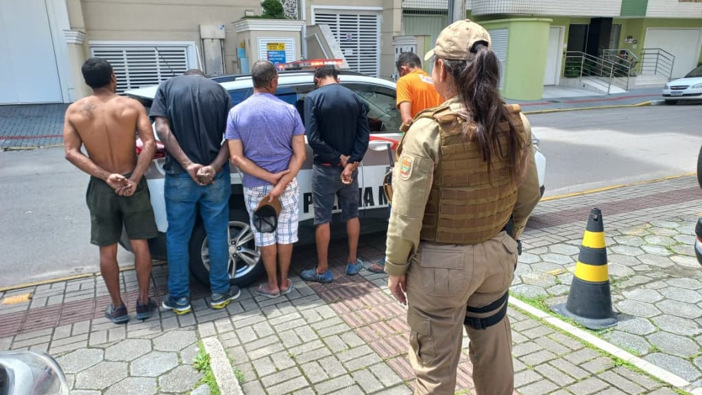 Camburão lotado: Ladrões de janelas são presos em Itapema