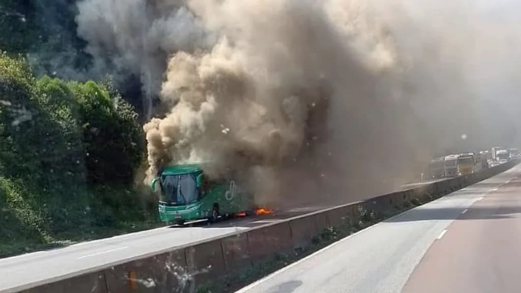 SUSTO: Ônibus com 28 passageiros pega fogo na BR-277