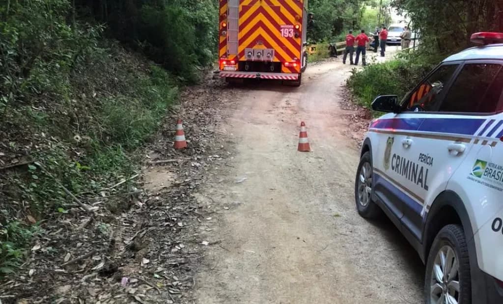 Homem é encontrado morto em rio e cachorro enforcado em ponte