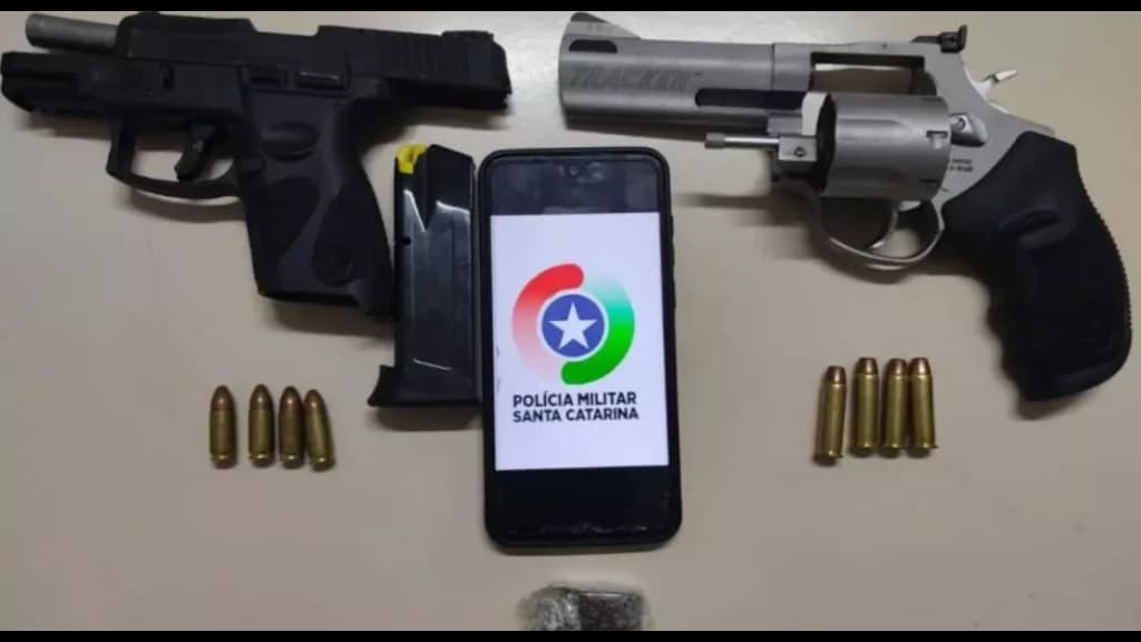 Homem é flagrado com armas em estacionamento de casa noturna em Blumenau