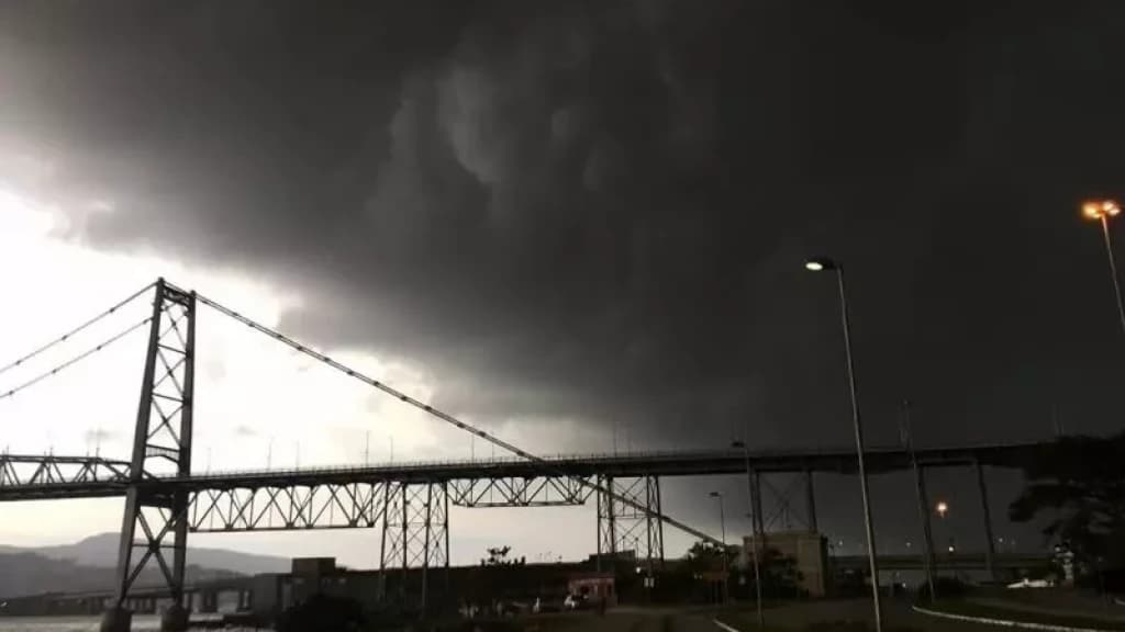 ALERTA MÁXIMO: Grande Florianópolis espera ventos de até 100 km/h