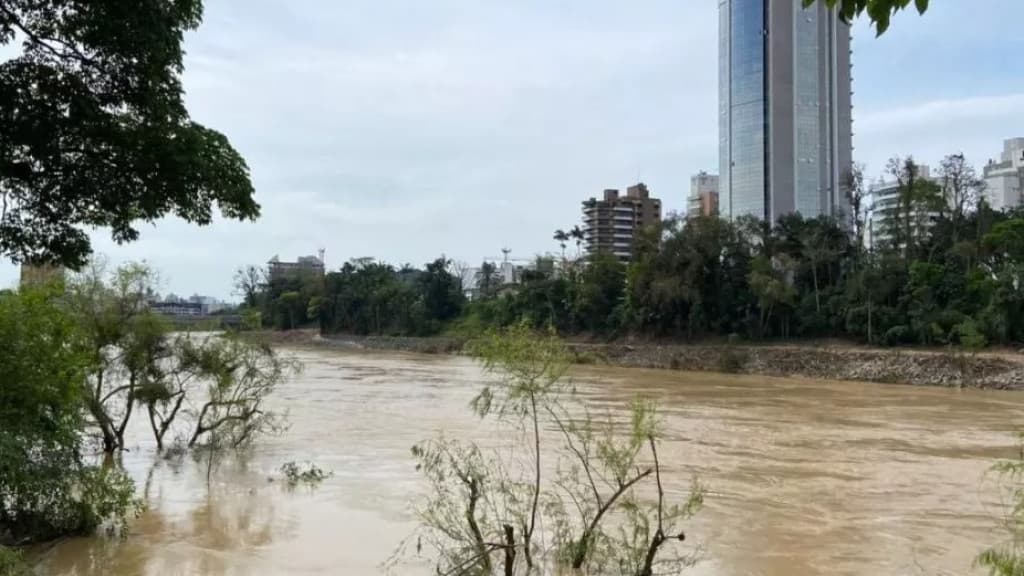 Última atualização indica que nível do rio Itajaí-Açu reduziu dos 9 metros