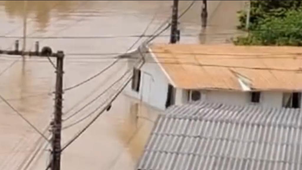 Casa inteira é arrastada pela enchente em SC