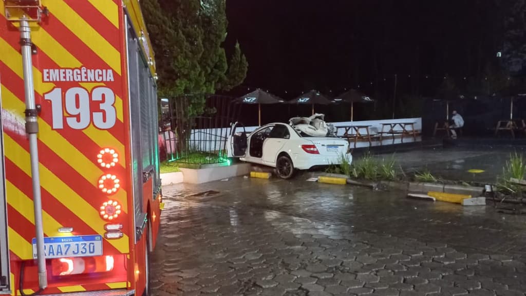VÍDEO: Acidente entre carro e caminhão estacionado deixa dois mortos em SC