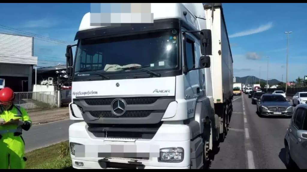 Homem morre atropelado por caminhão na BR-101 em Balneário Camboriú