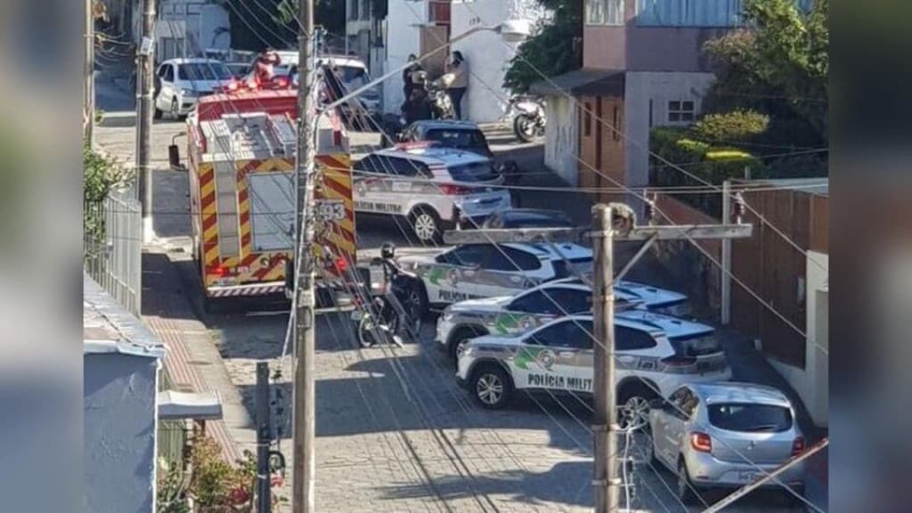 Tensão em Florianópolis: Homem surtado agride idosa, espalha gasolina e ameaça incendiar residência