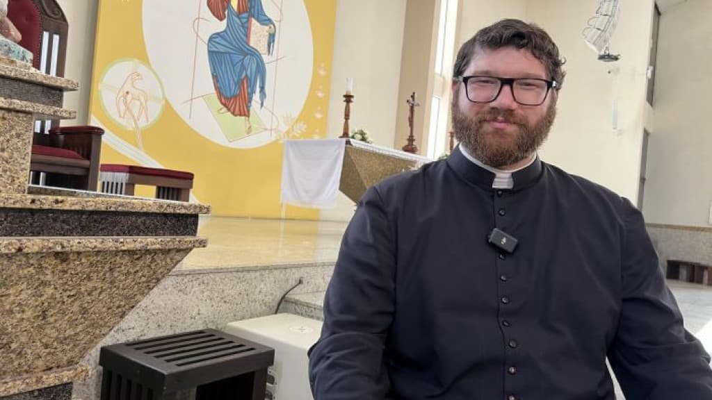 Padre que viralizou cantando “Maluco Beleza” será transferido para São João Batista