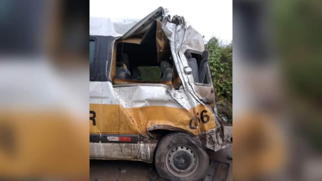 Acidente entre carreta e van escolar deixa feridos na BR-280