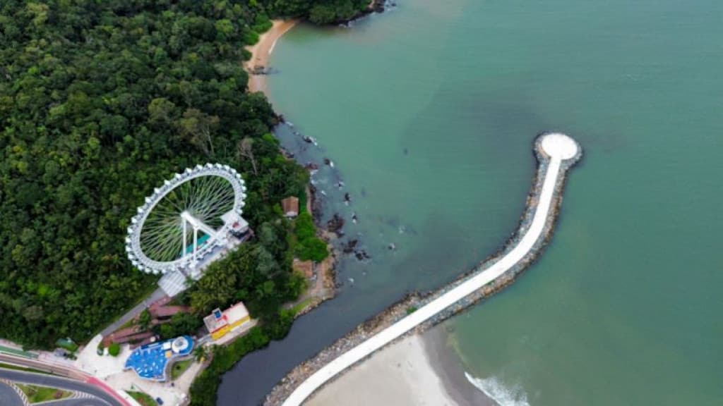 Mancha escura aparece na praia de Balneário Camboriú e chama atenção de turistas