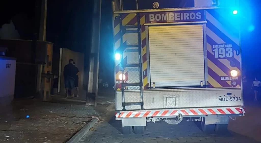 Mãe é prensada contra a parede após filha de 6 anos dar partida em carro