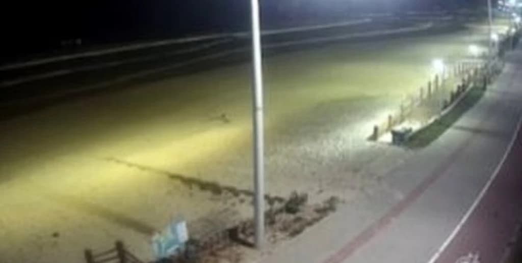 Jovem é arrastada pelo mar em Bombinhas e salva pela GM