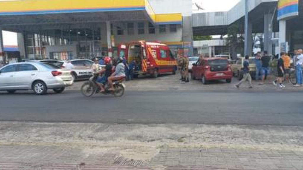Motociclista ignora ordem de parada e é baleado após tentar atropelar policial