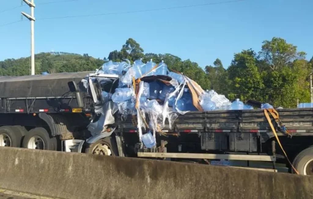Caminhoneiro morre em grave acidente na BR-101