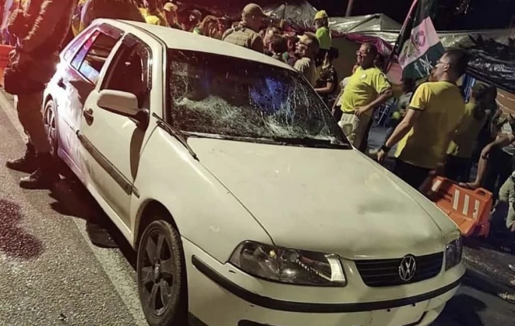 Motorista joga carro contra manifestantes em frente a quartel, em SC