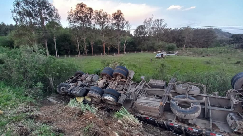 Trabalhador morre após tombar com caminhão na SC-114