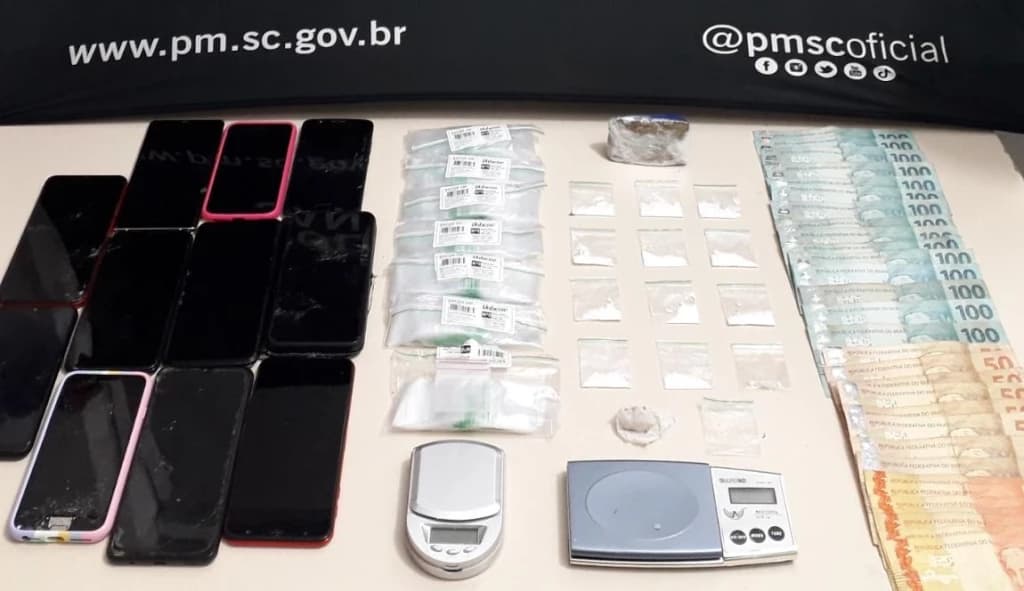 Casal é preso em flagrante por tráfico de drogas em Porto Belo