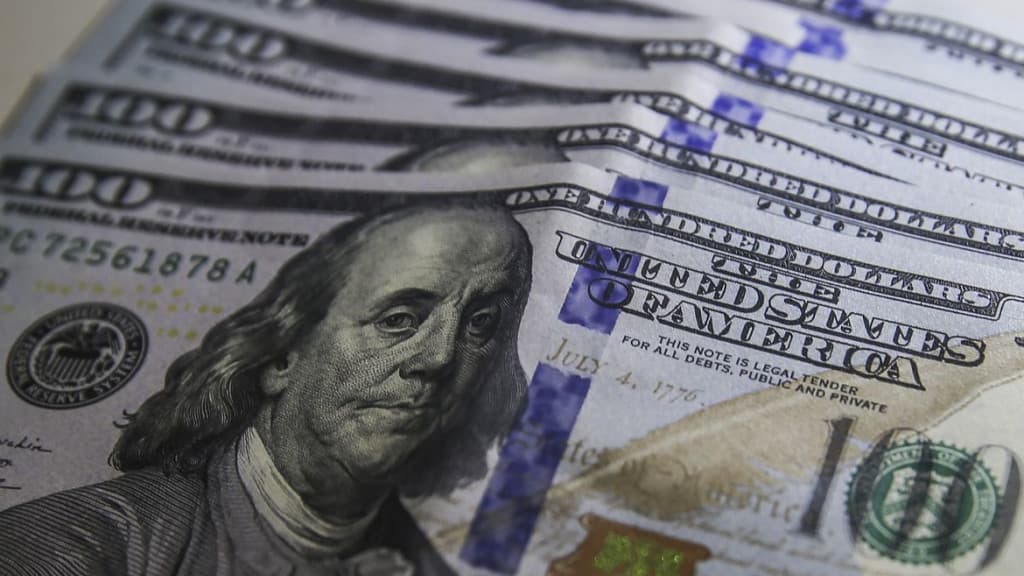 Dólar despenca e chega ao menor valor desde junho de 2022