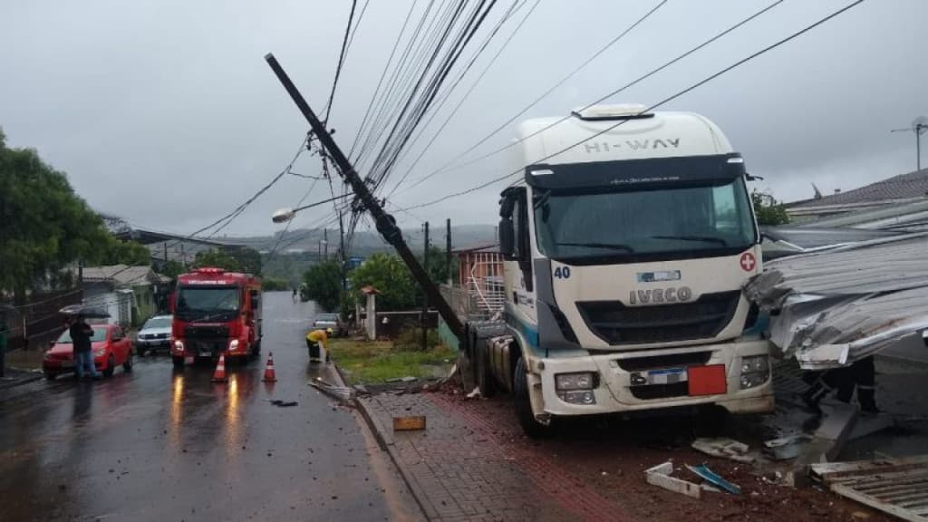 Caminhão perde o freio, derruba poste e invade casa