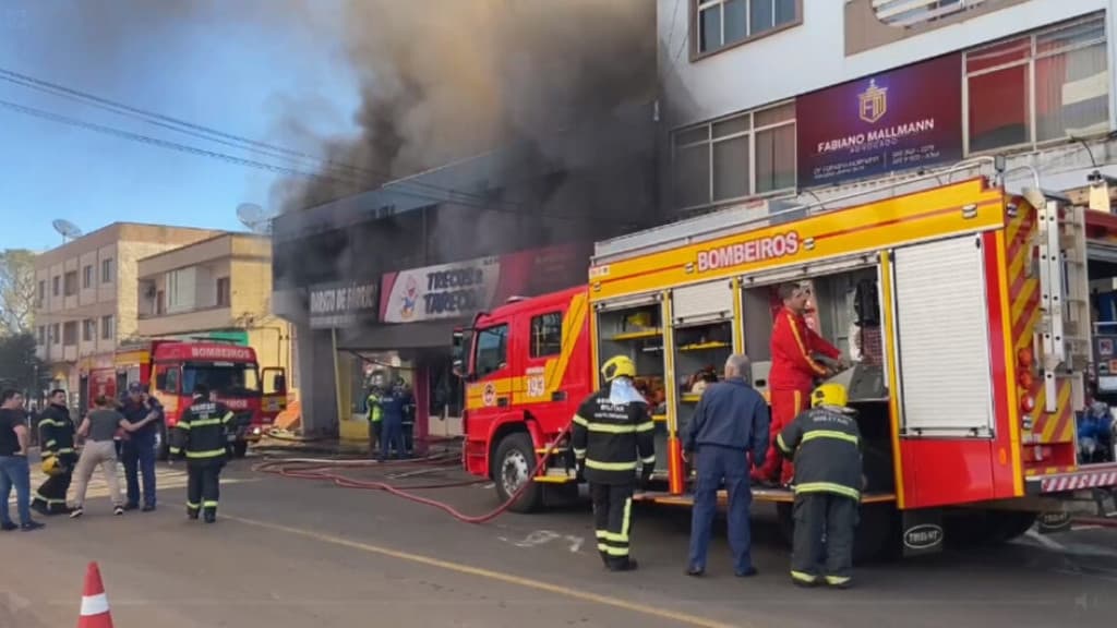 Incêndio de grandes proporções atinge prédio e mobiliza bombeiros