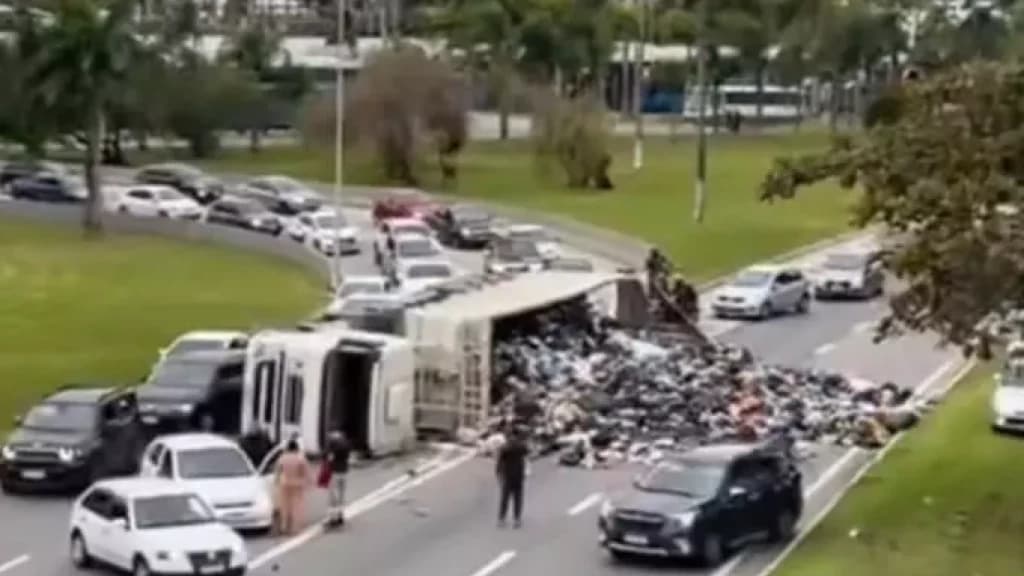 Caminhão carregado de lixo tomba e bloqueia trânsito em Florianópolis