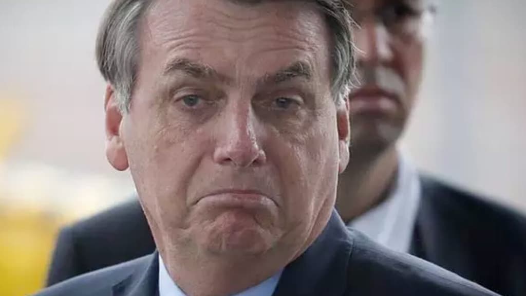 Bolsonaro dobra a aposta e dispara contra Lula: “jumento analfabeto”