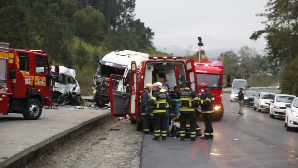 Colisão entre van e caminhão deixa 3 mortos e 10 feridos na BR-470, em SC