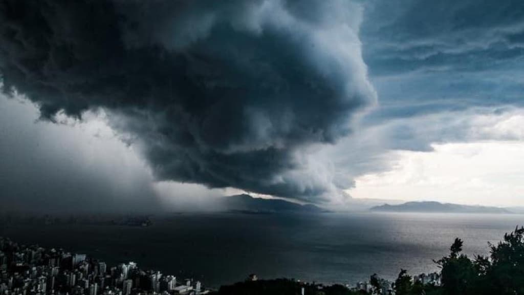 Chegada de ciclone extratropical deixa Santa Catarina em alerta mais uma vez