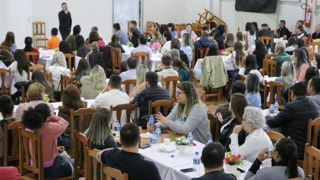 “Só não dei o rabo ainda”: prefeito catarinense viraliza com discurso inusitado