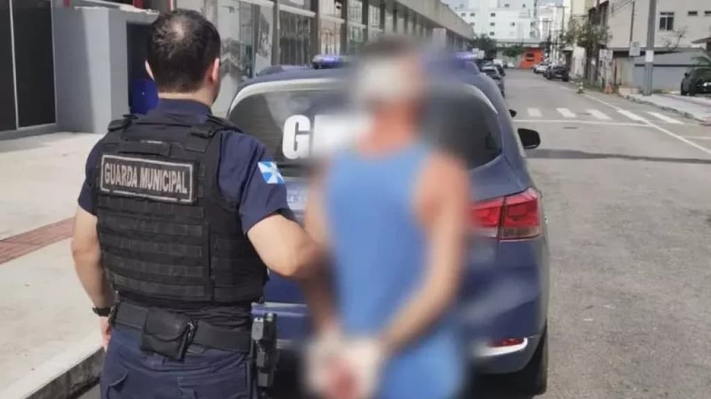 Homem é preso após chamar vigia de UPA de negão, em Balneário Camboriú