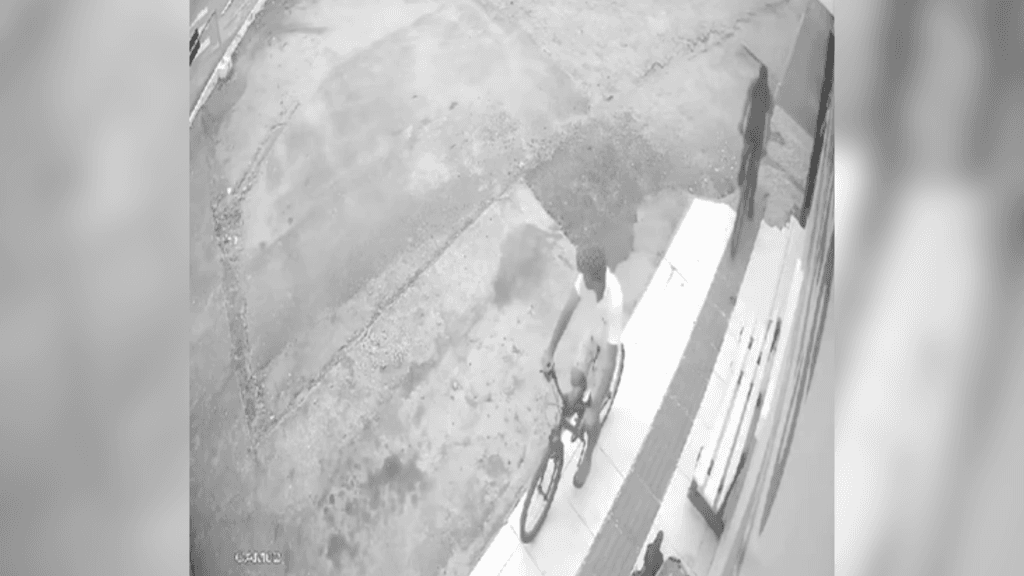 Assaltantes armados invadem loja e ameaçam funcionária em Tijucas