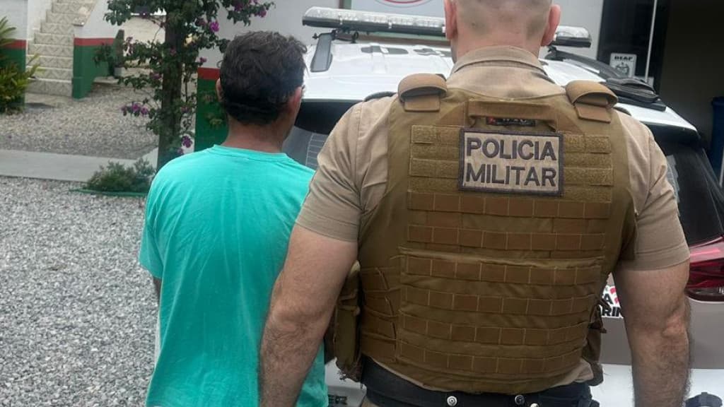 Foragido por homicídio trabalhava em obra de Itapema