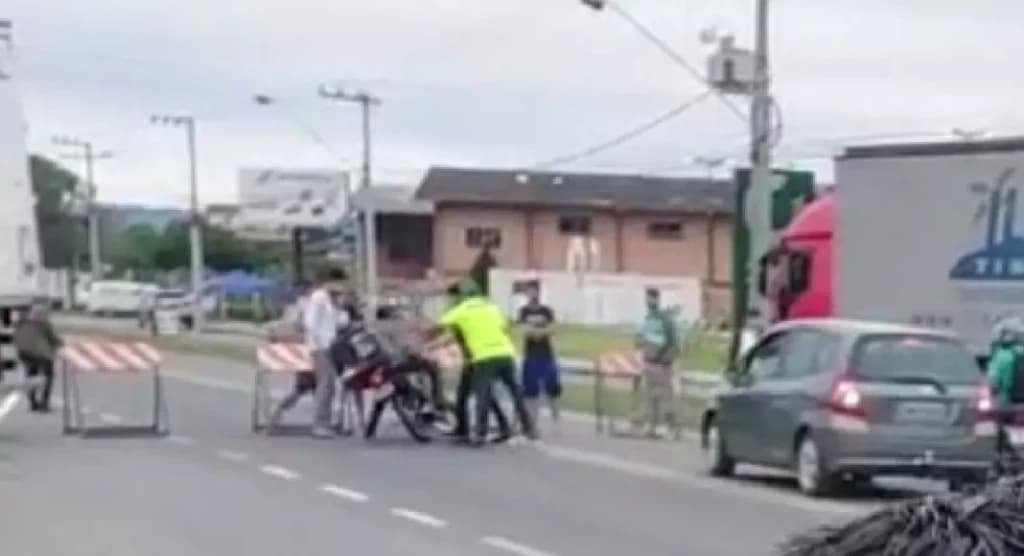 VÍDEO: Motociclista é derrubado por manifestantes ao tentar passar pelo bloqueio