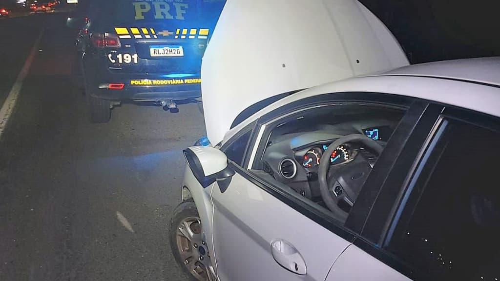 Homem é preso ao ser flagrado trafegando com carro clonado na BR-101, em Porto Belo
